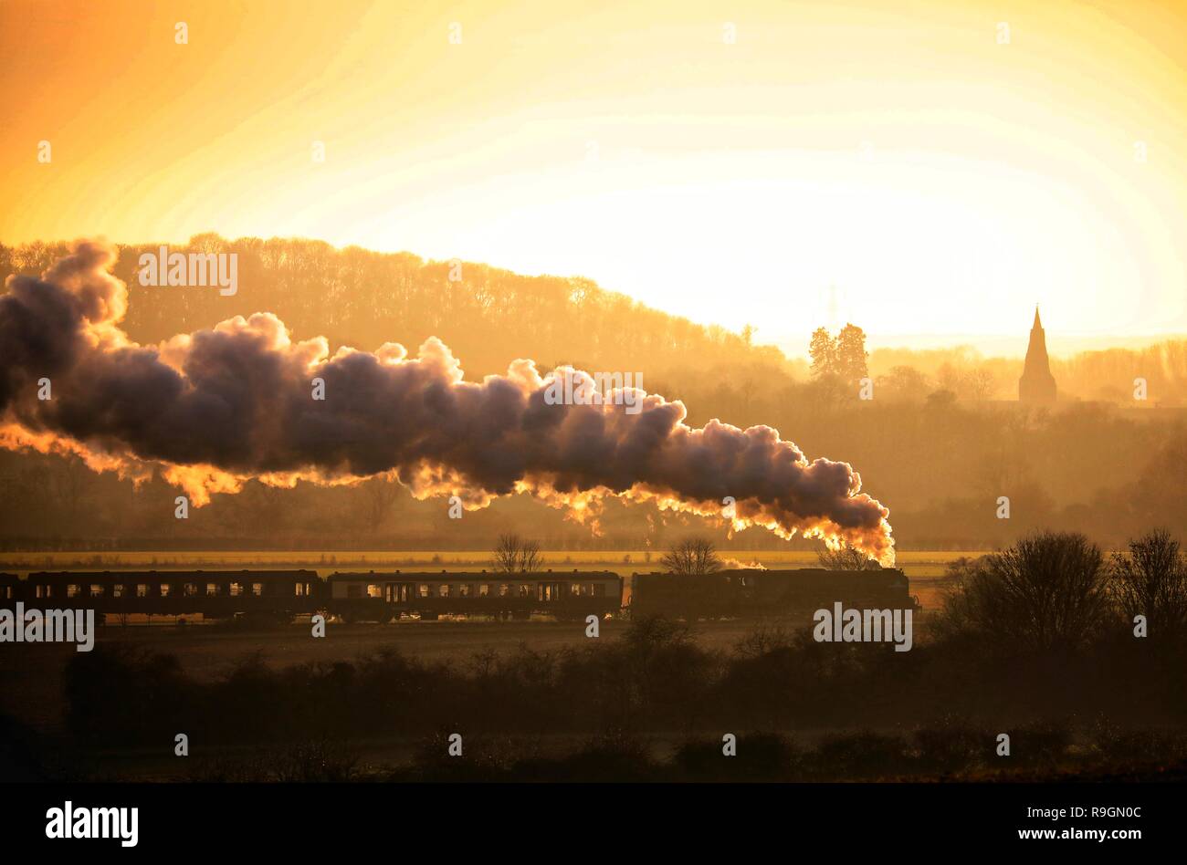 Peterborough, Regno Unito. 24 dicembre, 2018. La Vigilia di Natale Tornado treni a vapore sul Nene Valley Railway poteri che modo attraverso Nene Park appena prima del tramonto in Peterborough, CAMBRIDGESHIRE, il 24 dicembre 2018. Credito: Paolo Marriott/Alamy Live News Foto Stock
