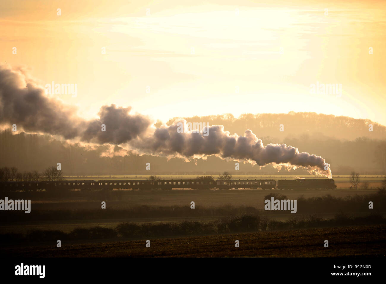 Peterborough, Regno Unito. 24 dicembre, 2018. La Vigilia di Natale Tornado treni a vapore sul Nene Valley Railway poteri che modo attraverso Nene Park appena prima del tramonto in Peterborough, CAMBRIDGESHIRE, il 24 dicembre 2018. Credito: Paolo Marriott/Alamy Live News Foto Stock