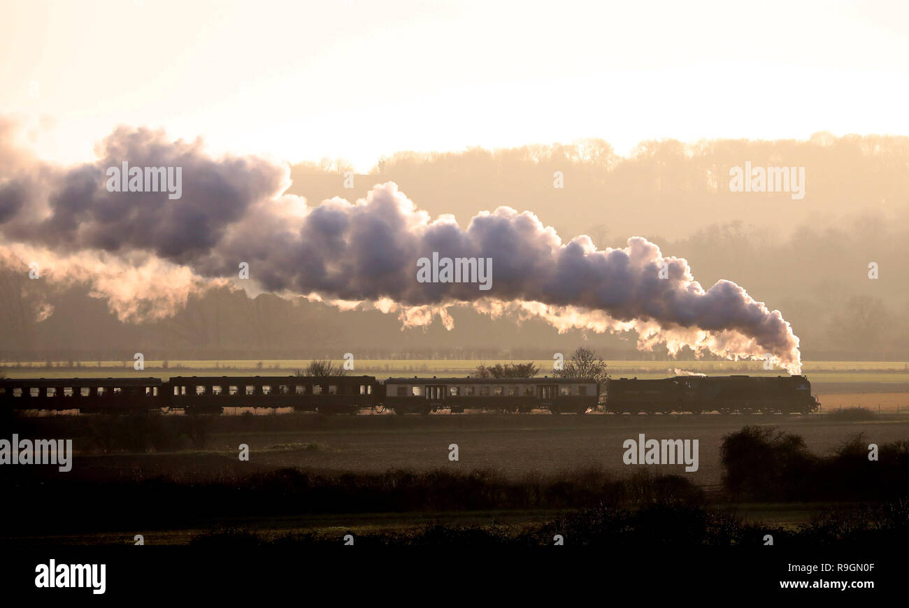Peterborough, Regno Unito. 24 dicembre, 2018. La Vigilia di Natale Tornado treni a vapore sul Nene Valley Railway poteri che modo attraverso Nene Park appena prima del tramonto in Peterborough, CAMBRIDGESHIRE, il 24 dicembre 2018. Credito: Paolo Marriott/Alamy Live News Foto Stock