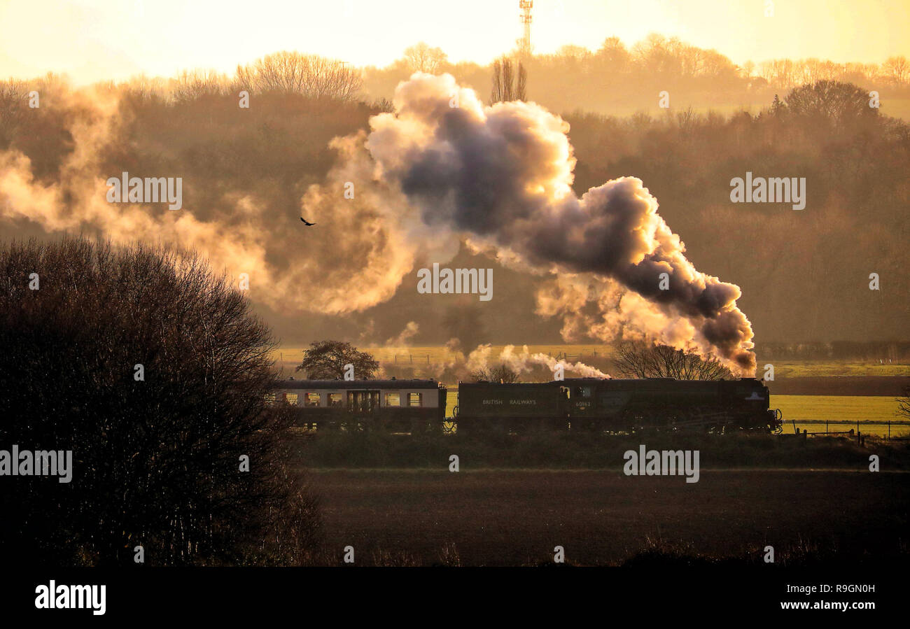 Peterborough, Regno Unito. 24 dicembre, 2018. La Vigilia di Natale Tornado treni a vapore sul Nene Valley Railway poteri che modo attraverso Nene Park appena prima del tramonto in Peterborough, CAMBRIDGESHIRE, il 24 dicembre 2018. Credito: Paolo Marriott/Alamy Live News Foto Stock