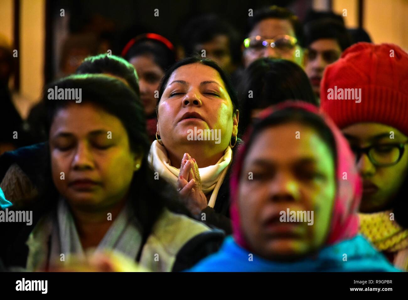 Dicembre 25, 2018 - Srinagar, J&K, India - Kashmir un cristiano prega all'interno della Santa Famiglia Chiesa cattolica in occasione del Natale a Srinagar, Indiano Kashmir amministrato. In mezzo a un freddo pungente in onda lo stato, la comunità cristiana della valle di martedì ha celebrato il Natale; il giorno della nascita di Gesù Cristo, con la scorza e allegria a Srinagar. Tra quelli che hanno pregato erano i turisti provenienti da diverse parti del paese che hanno aderito alla gente del posto per il giorno fausto e pregato per la pace in Kashmir e del resto del mondo. Credito: Saqib Majeed SOPA/images/ZUMA filo/Alamy Live News Foto Stock