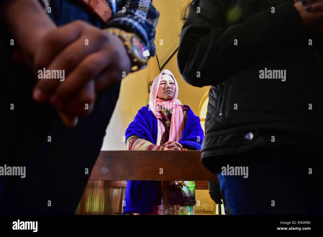 Dicembre 25, 2018 - Srinagar, J&K, India - Kashmir un cristiano prega all'interno della Santa Famiglia Chiesa cattolica in occasione del Natale a Srinagar, Indiano Kashmir amministrato. In mezzo a un freddo pungente in onda lo stato, la comunità cristiana della valle di martedì ha celebrato il Natale; il giorno della nascita di Gesù Cristo, con la scorza e allegria a Srinagar. Tra quelli che hanno pregato erano i turisti provenienti da diverse parti del paese che hanno aderito alla gente del posto per il giorno fausto e pregato per la pace in Kashmir e del resto del mondo. Credito: Saqib Majeed SOPA/images/ZUMA filo/Alamy Live News Foto Stock