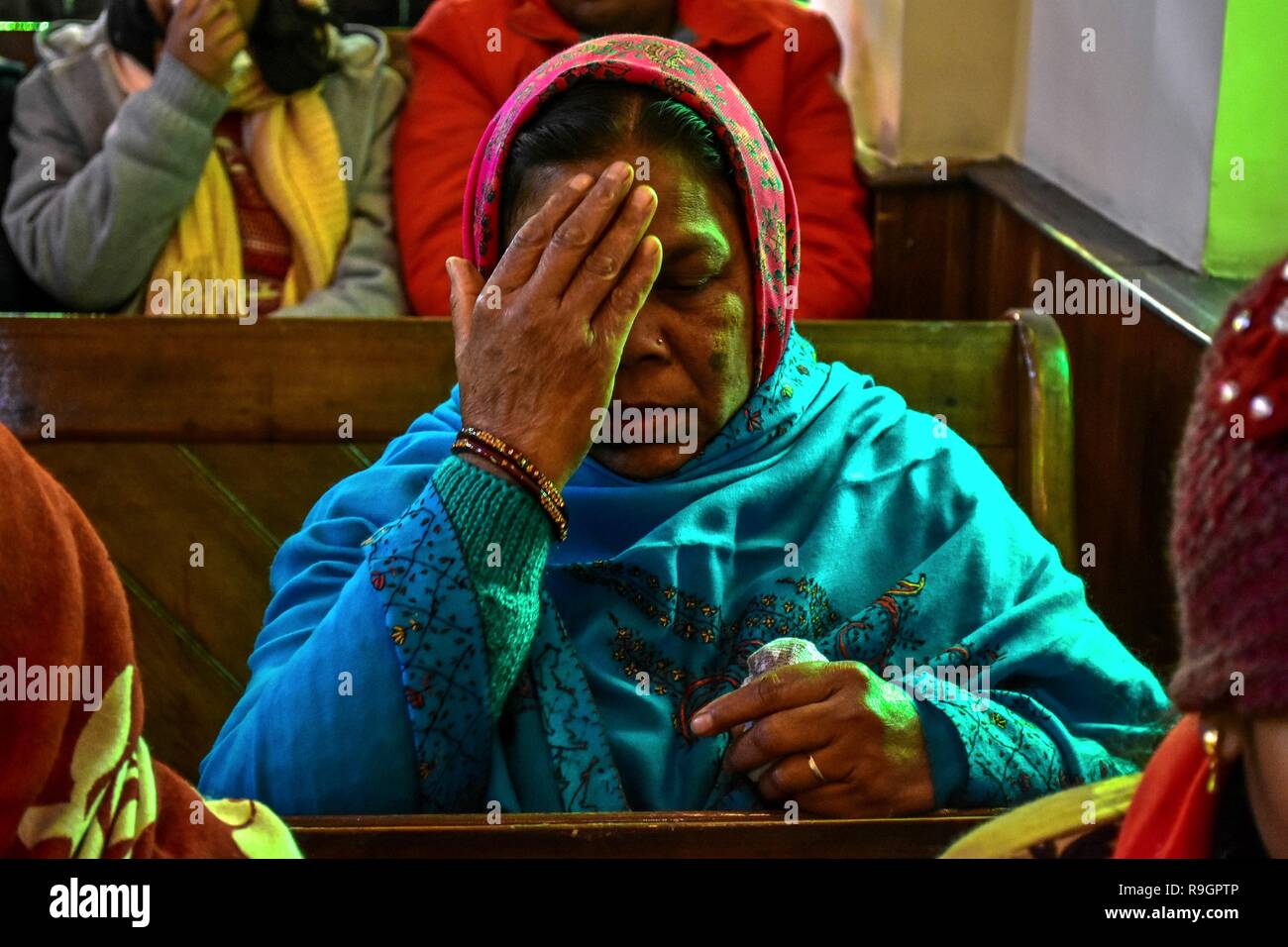 Dicembre 25, 2018 - Srinagar, J&K, India - Kashmir un cristiano prega all'interno della Santa Famiglia Chiesa cattolica in occasione del Natale a Srinagar, Indiano Kashmir amministrato. In mezzo a un freddo pungente in onda lo stato, la comunità cristiana della valle di martedì ha celebrato il Natale; il giorno della nascita di Gesù Cristo, con la scorza e allegria a Srinagar. Tra quelli che hanno pregato erano i turisti provenienti da diverse parti del paese che hanno aderito alla gente del posto per il giorno fausto e pregato per la pace in Kashmir e del resto del mondo. Credito: Saqib Majeed SOPA/images/ZUMA filo/Alamy Live News Foto Stock
