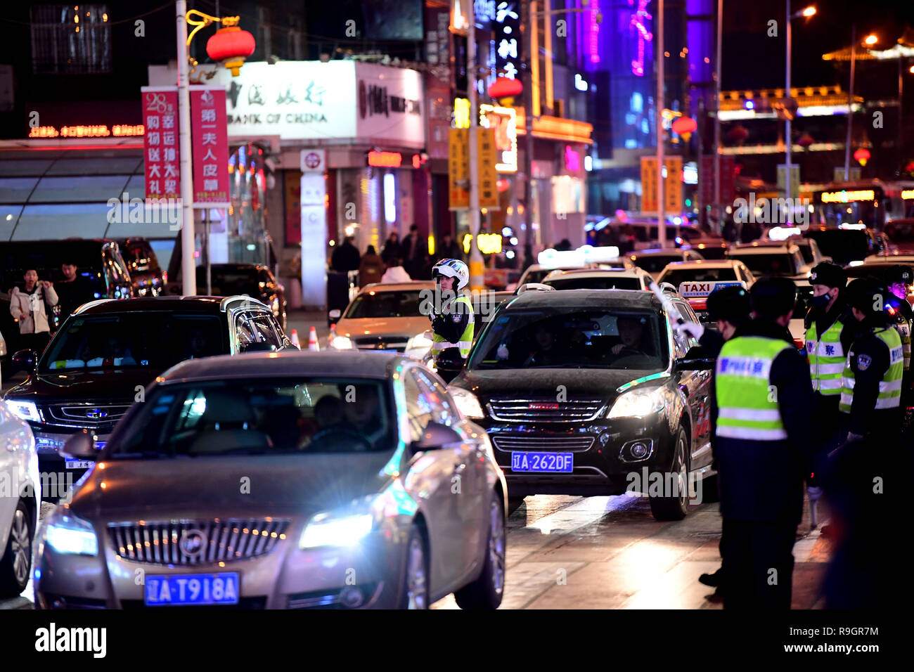 Shenyang, Shenyang, Cina. 25 Dic, 2018. Shenyang, Cina- molte persone accorrono in zona centrale a Shenyang, provincia di Liaoning, celebra il giorno di Natale. Credito: SIPA Asia/ZUMA filo/Alamy Live News Foto Stock