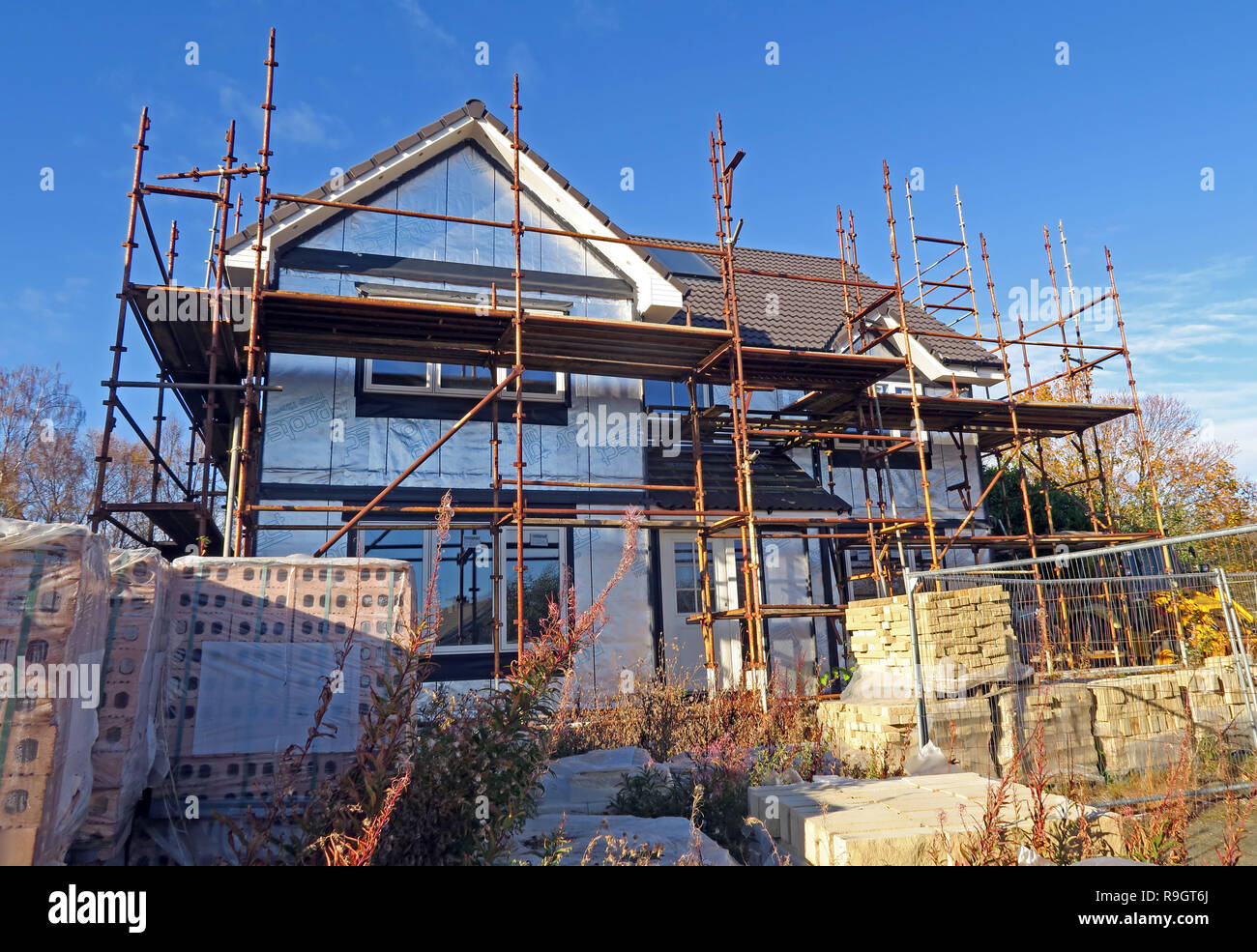 Casa unifamiliare in costruzione, ponteggi, Eskbank, Dalkeith, Midlothian, nei pressi di Edimburgo, Scozia, Regno Unito Foto Stock