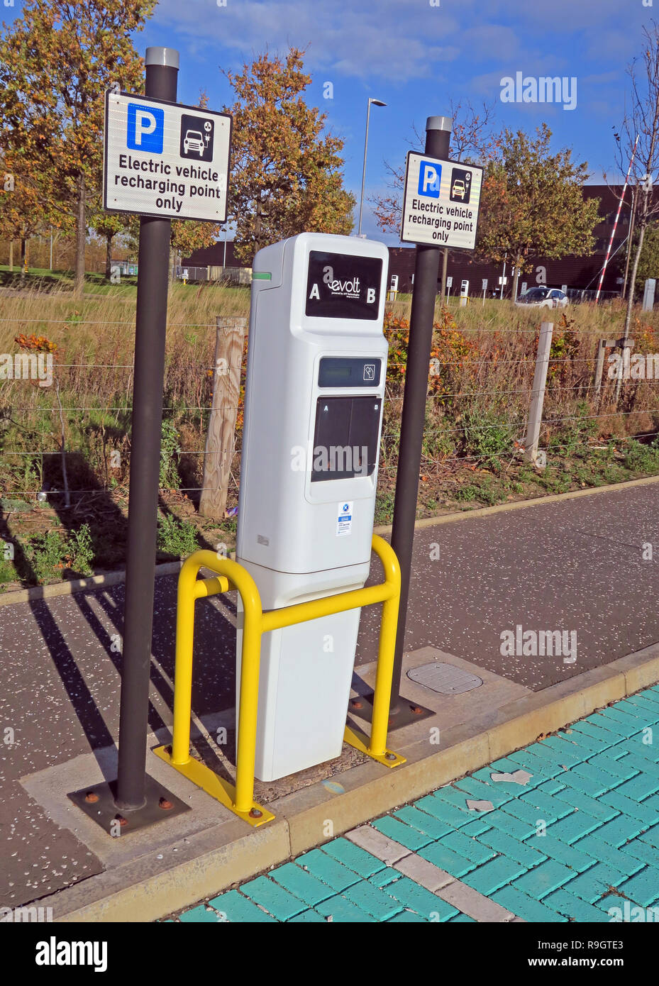 Il veicolo elettrico punto di ricarica solo Eskbank, stazione ferroviaria, Dalkeith, Midlothian, Scotland, Regno Unito Foto Stock