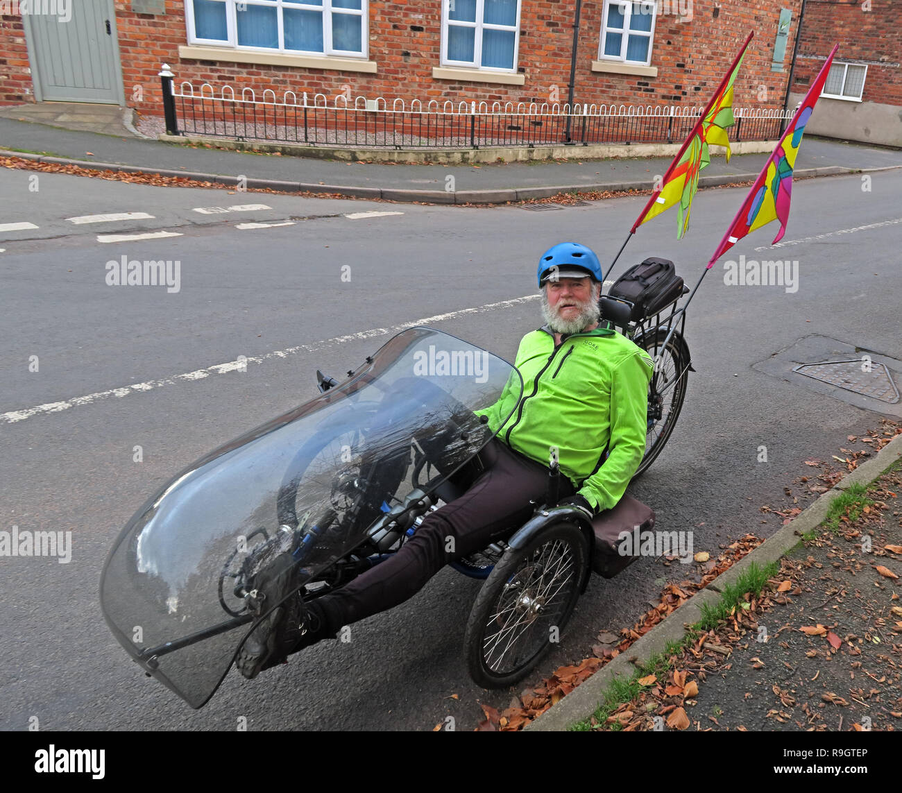 Keith su un triciclo recumbent bike, Antrobus, Northwich, Cheshire, North West England, Regno Unito, CW9 6JW Foto Stock