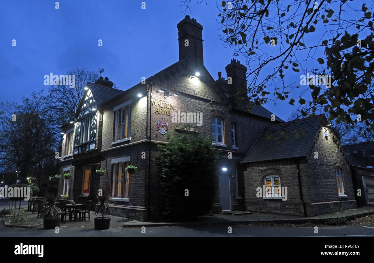 Walton Arms Pub al crepuscolo, 148 Old Chester Rd, maggiore Walton, Warrington, Cheshire, North West England, Regno Unito, WA4 6TG Foto Stock