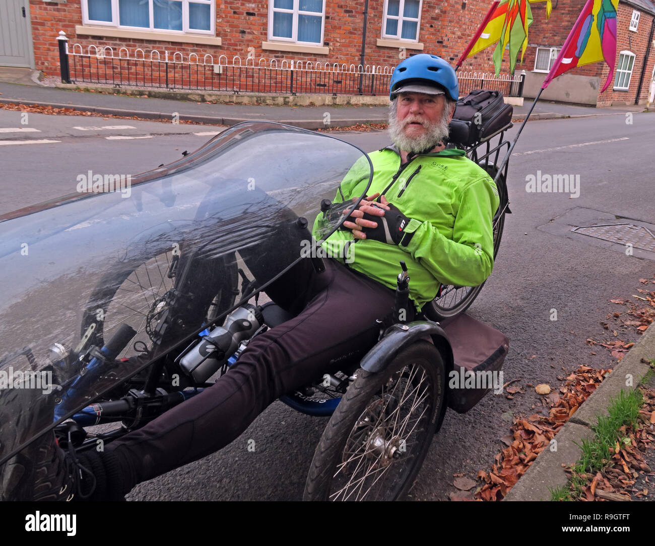 Keith su un triciclo recumbent bike, Antrobus, Northwich, Cheshire, North West England, Regno Unito, CW9 6JW Foto Stock