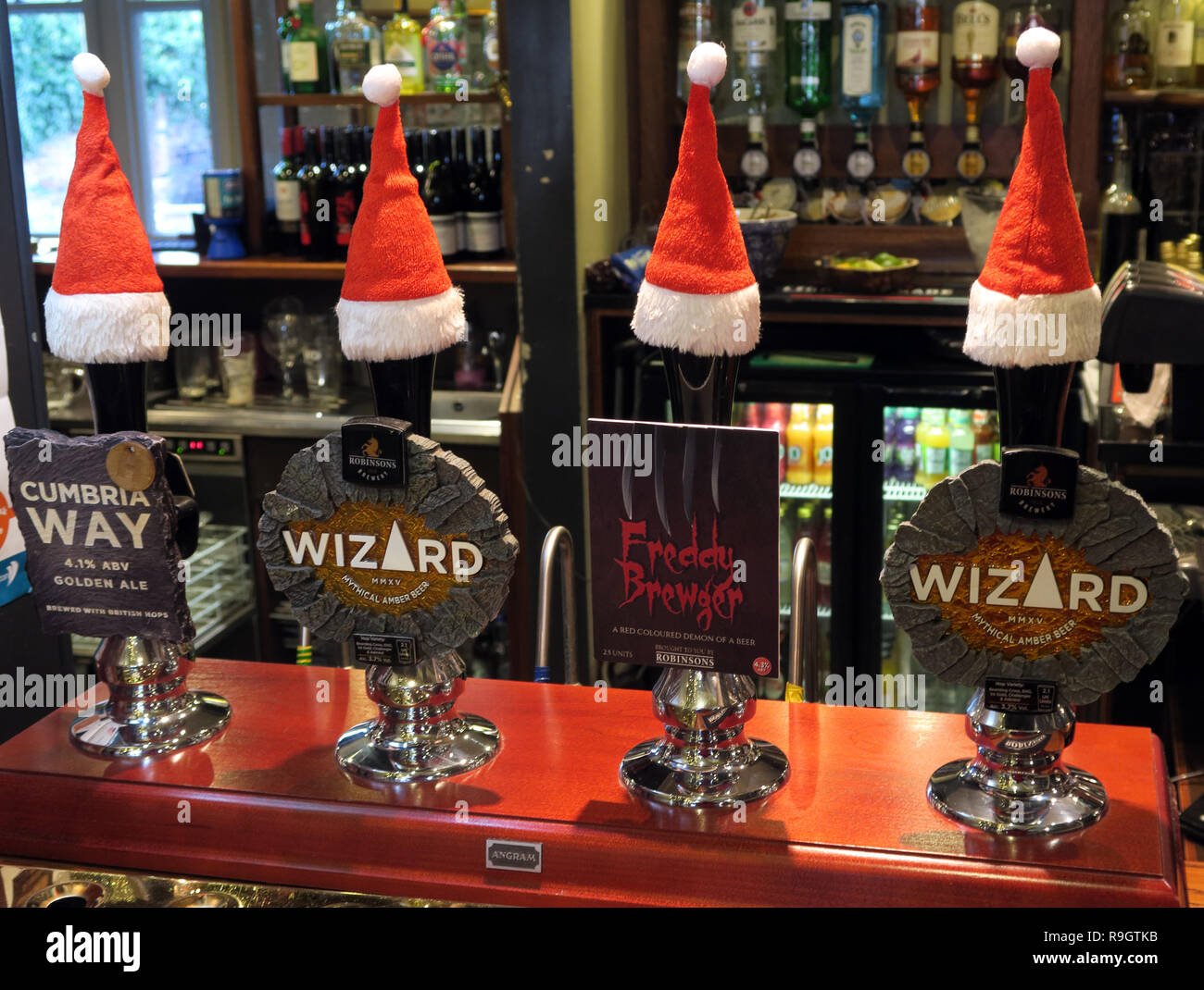 Robinsons brewery Stockport, bar di Real Ale pompe, con Xmas cappelli, Cumbria, modo guidata, Freddy Brugar, su una barra, bracci di Parr, Grappenhall, Warrington Foto Stock
