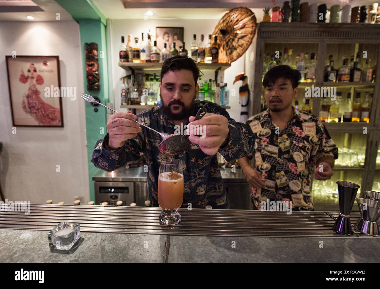 Creazione di cocktails predisposto, Tropic Città di Bangkok, Tailandia Foto Stock