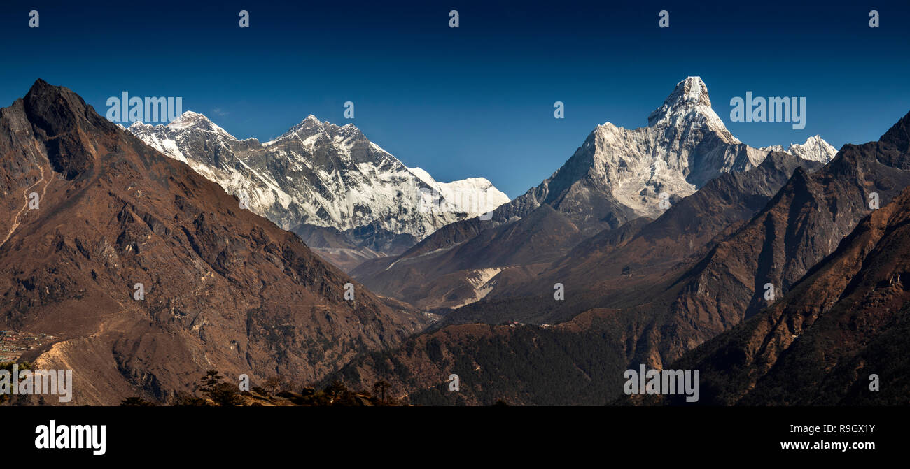 Il Nepal, il Campo Base Everest Trek, vista panoramica di Everest e sulle montagne circostanti dal al di sopra di Khumjung Foto Stock