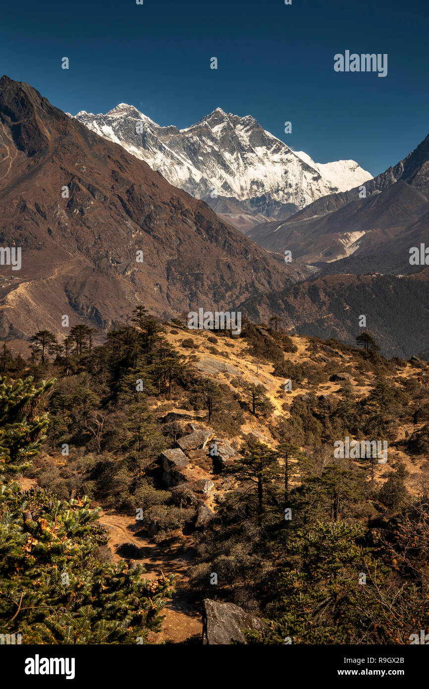 Il Nepal, il Campo Base Everest Trek, vista del monte Everest e Lhotse da Everest View Hotel Foto Stock