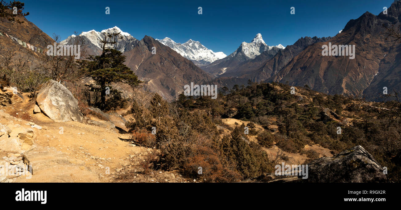 Il Nepal, il Campo Base Everest Trek, vista panoramica di Everest e sulle montagne circostanti dal al di sopra di Khumjung Foto Stock