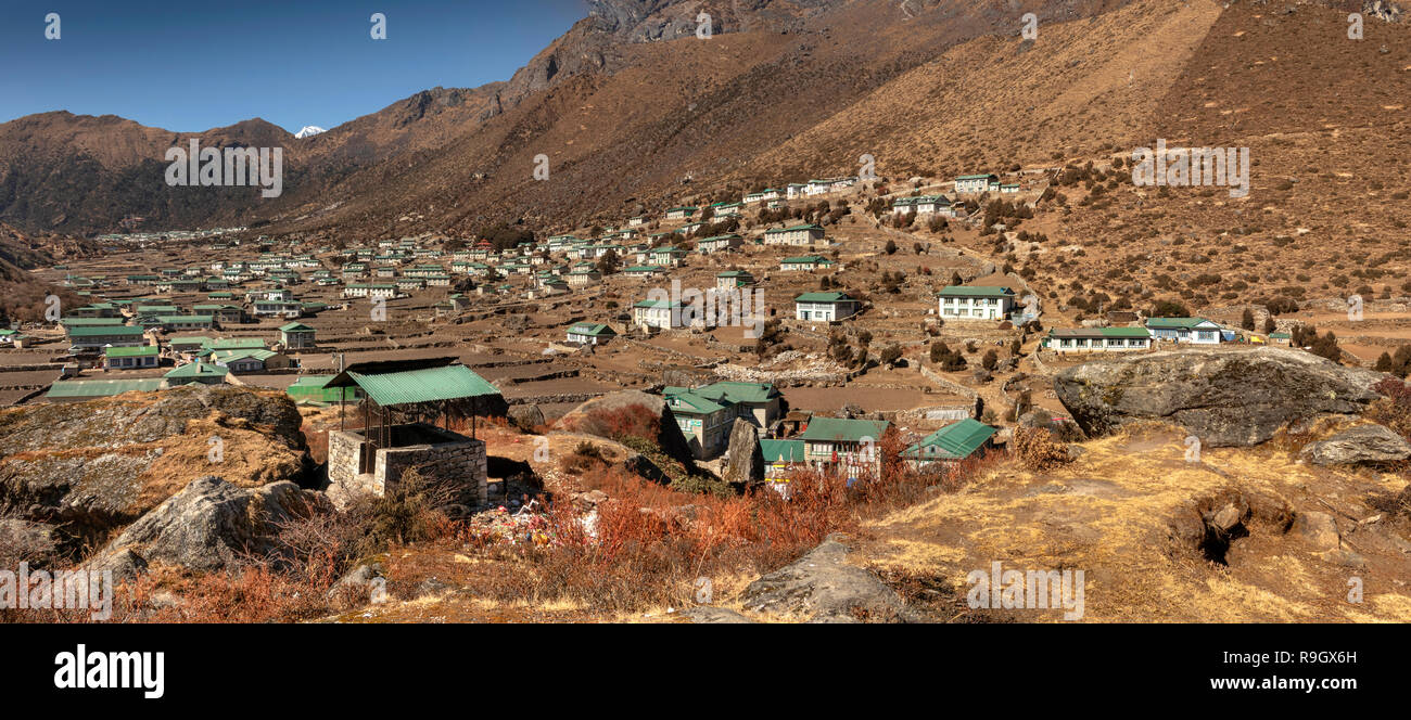 Il Nepal, il Campo Base Everest Trek, Khumjung, elevati vista panoramica verso il villaggio di Khunde Foto Stock
