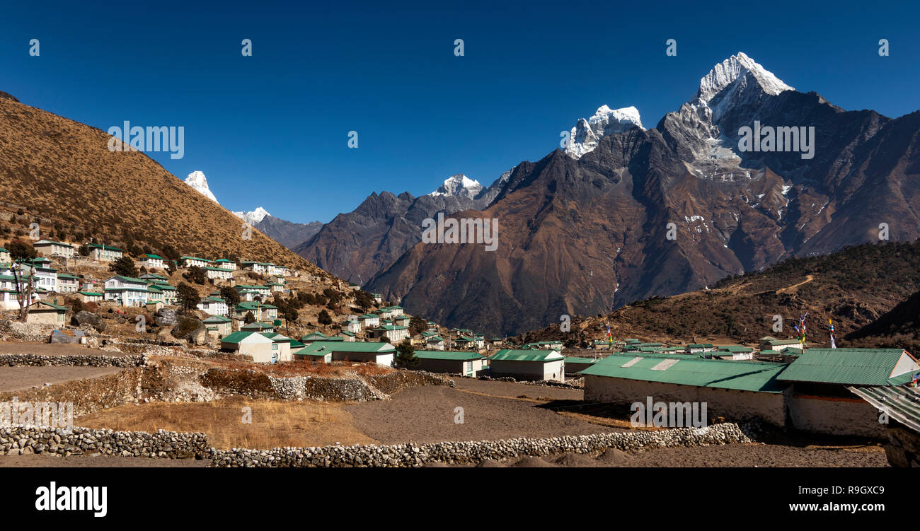 Il Nepal, il Campo Base Everest Trek, Khumjung, case di villaggio con vista Hongku, panoramica Foto Stock