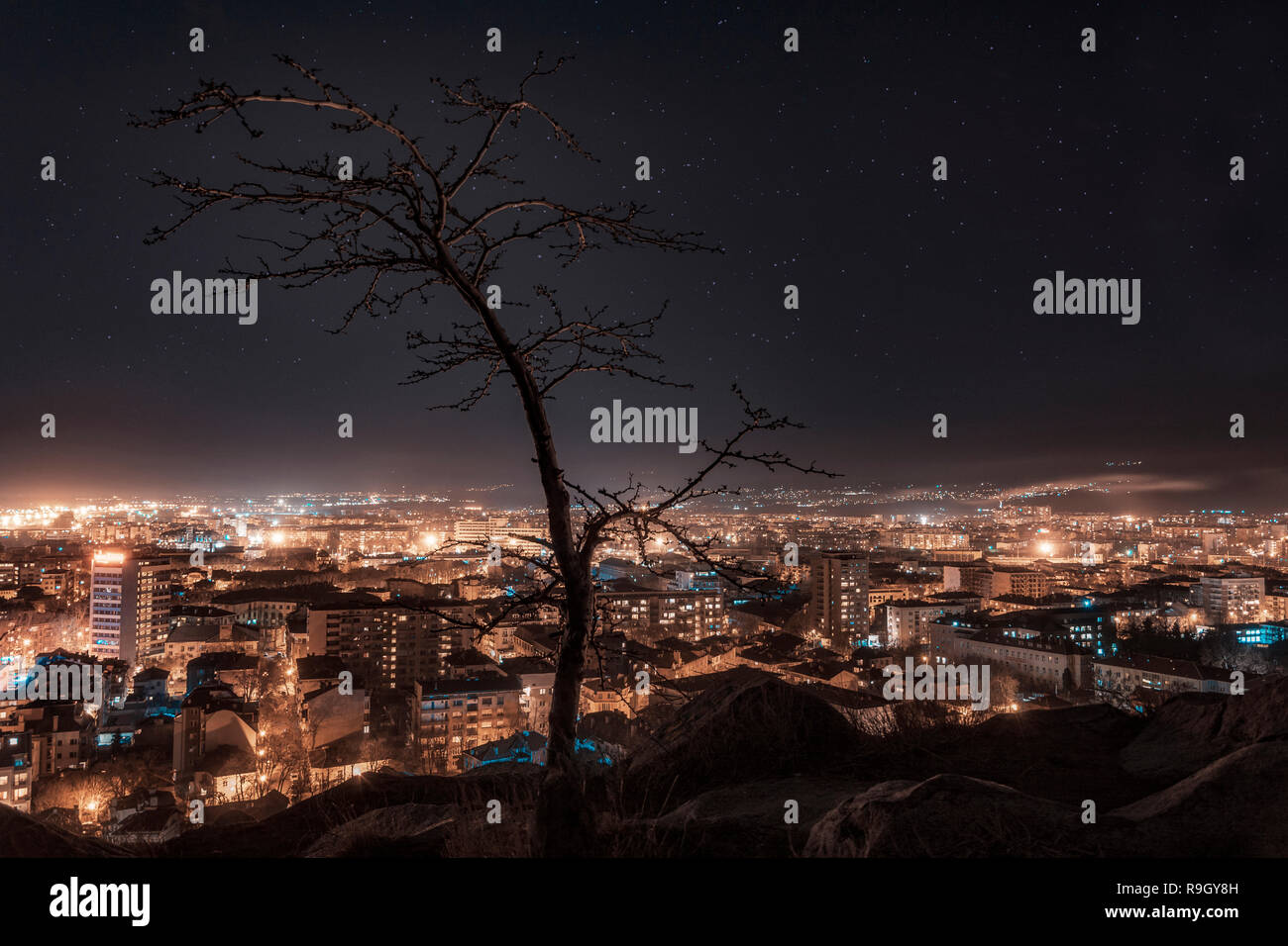 La città di Plovdiv, Bulgaria, Europa, notte foto panoramica da uno dei colli della città, Inverno tempo Foto Stock