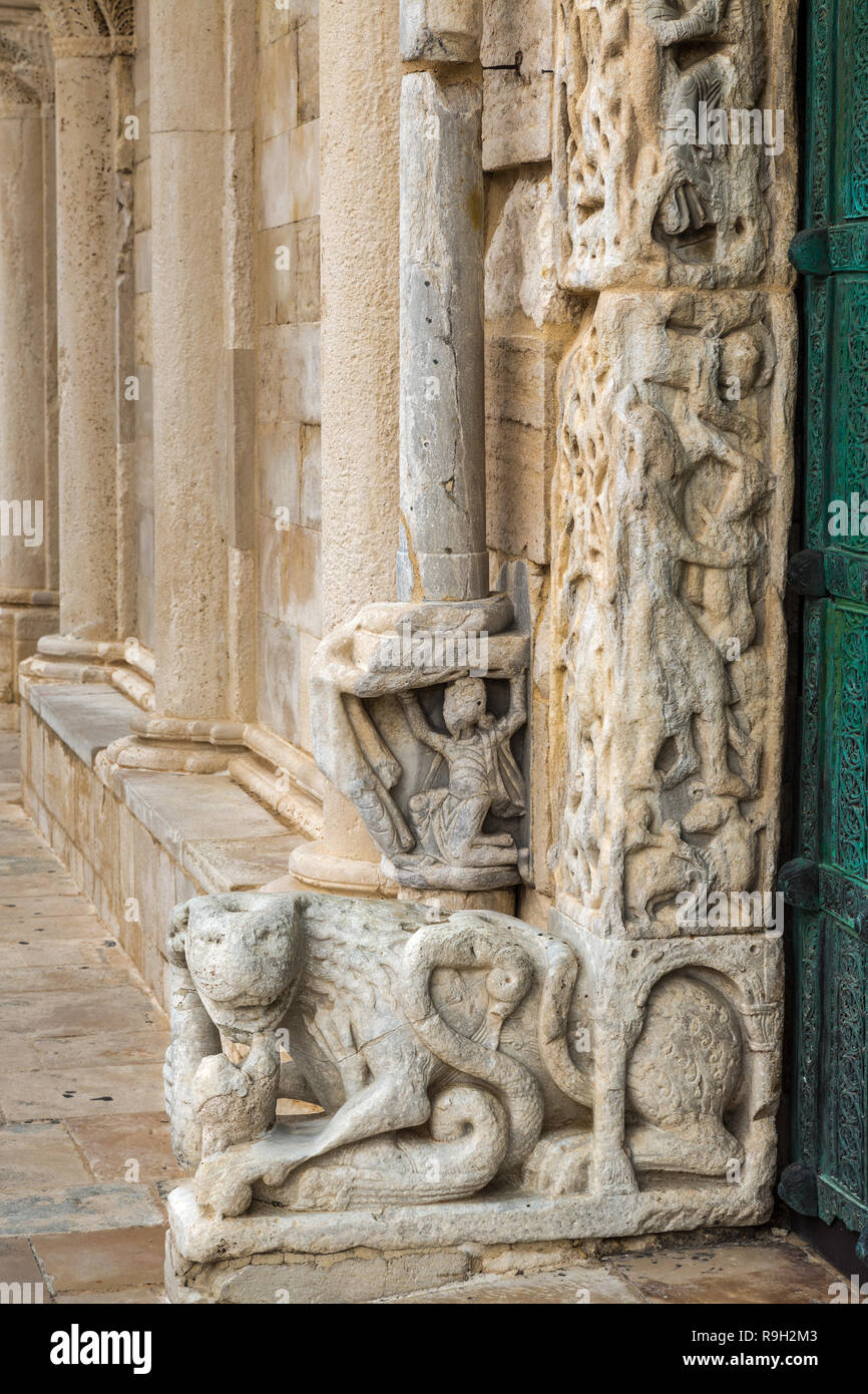 Decorazioni artitectoniche della Cattedrale di San Nicola Pellegrino a Trani, Puglia, Italia, Europa Foto Stock
