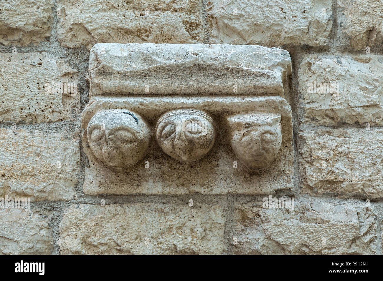 dettagli architettonici con tre facce. Trani., Puglia, Italia, Europa Foto Stock