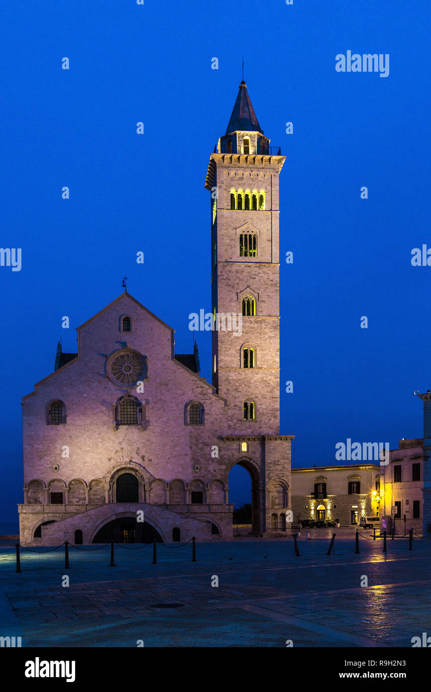 Ora blu in piazza della cattedrale, Trani, Puglia, Italia, Europa Foto Stock
