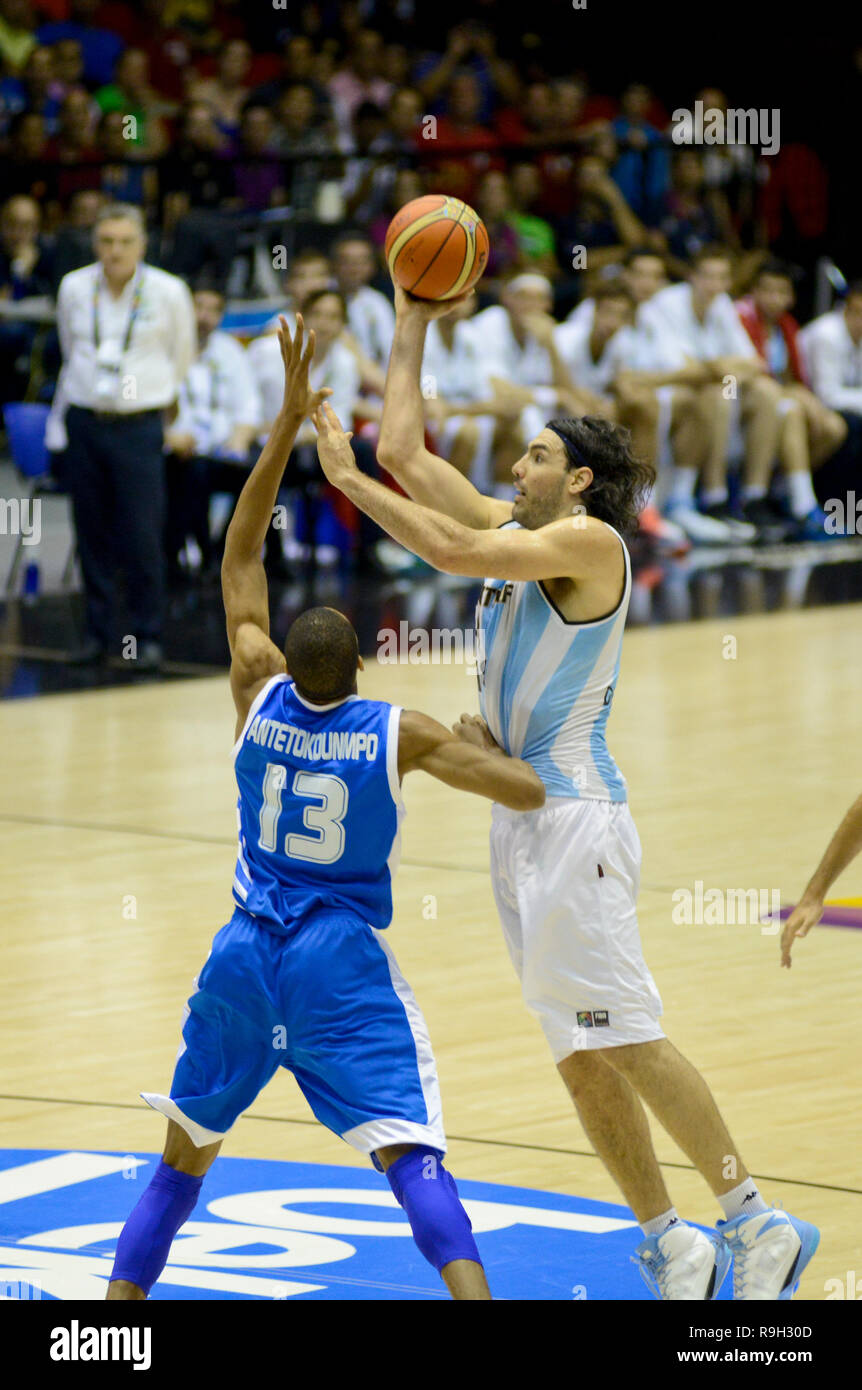 Luis Scola (Argentina) punteggio contro Giannis Antetokounmpo (Grecia). Pallacanestro FIBA World Cup, Spagna 2014 Foto Stock