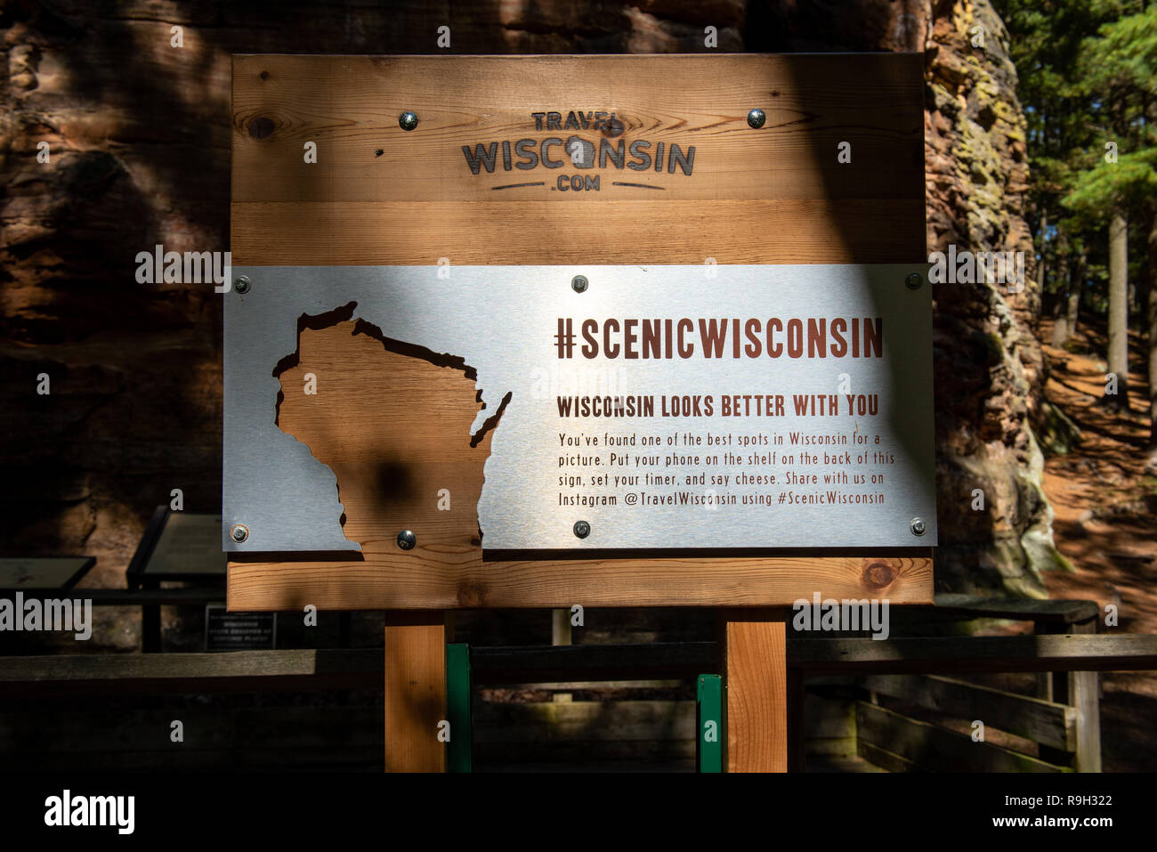 Un viaggio Wisconsin segno indicante Wisconis guarda meglio con voi. Hai trovato uno dei migliori luoghi di Wisconsin per un'immagine. Foto Stock