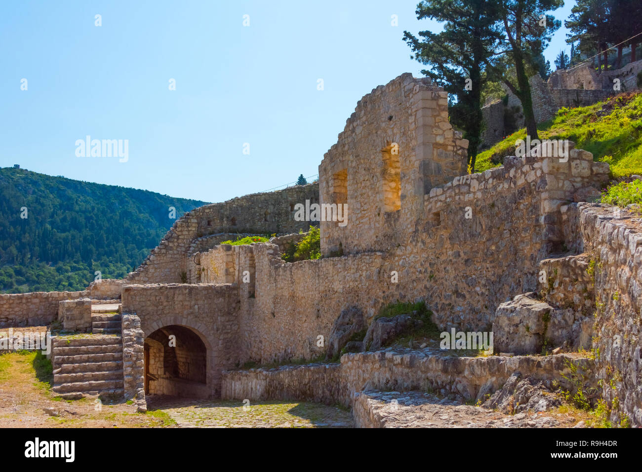 Città vecchia di Vidoski sopra la città moderna, Stolac, Bosnia Erzegovina Foto Stock