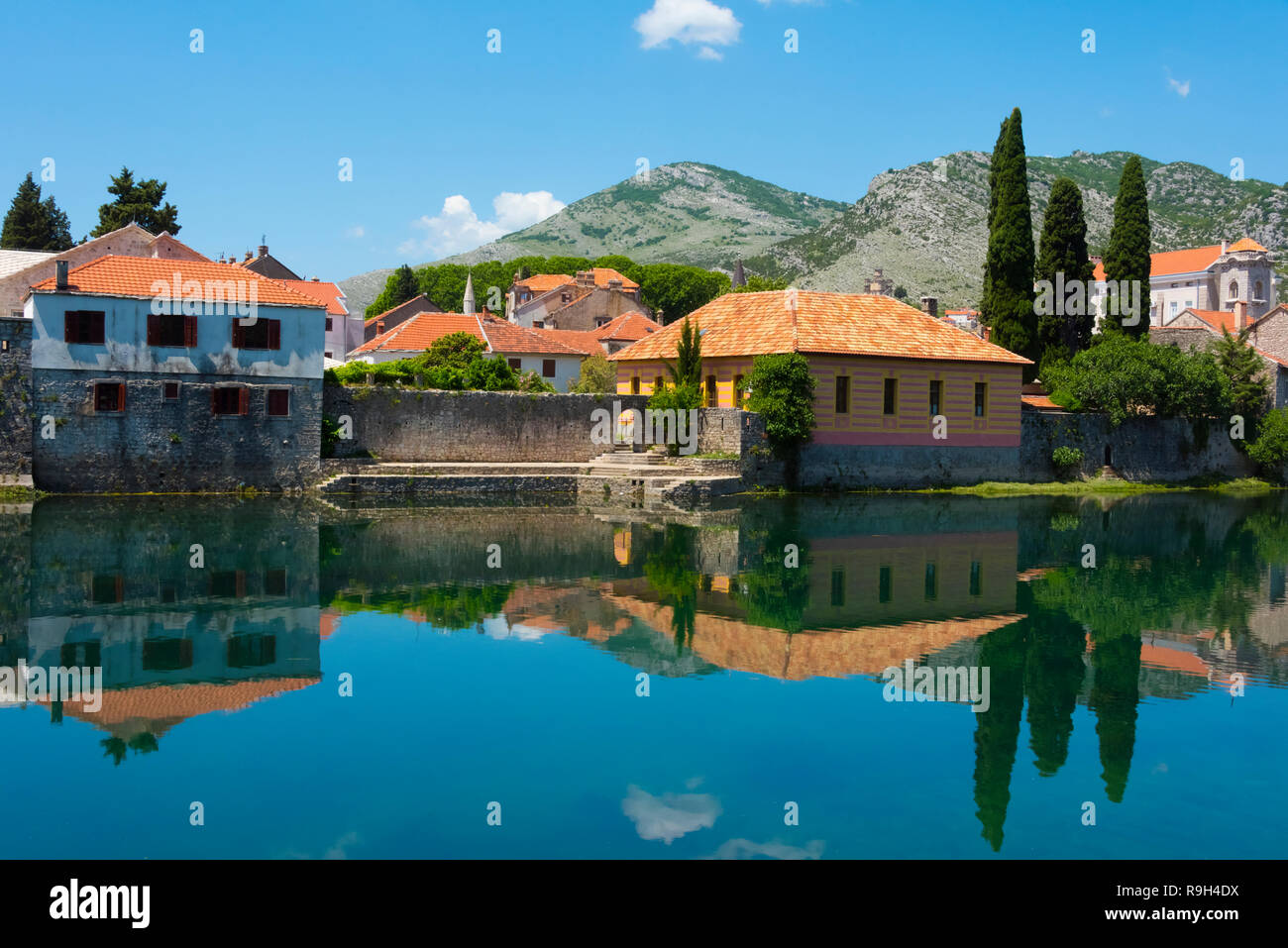 Città vecchia dal fiume Trebisnjica con riflesso nell'acqua, Trebinje, Bosnia Erzegovina Foto Stock