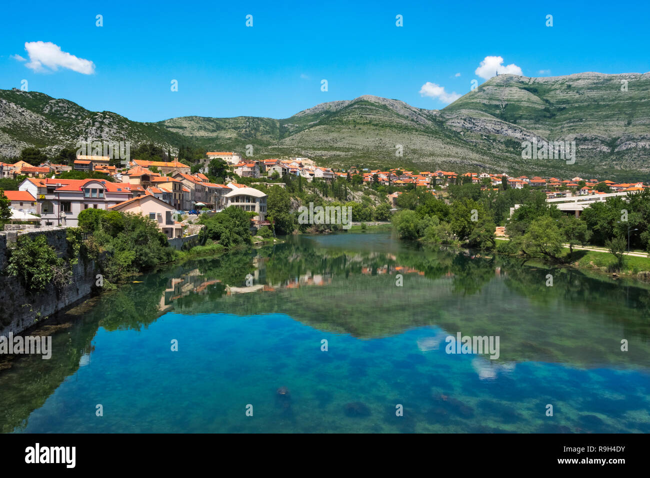 Città vecchia dal fiume Trebisnjica con riflesso nell'acqua, Trebinje, Bosnia Erzegovina Foto Stock
