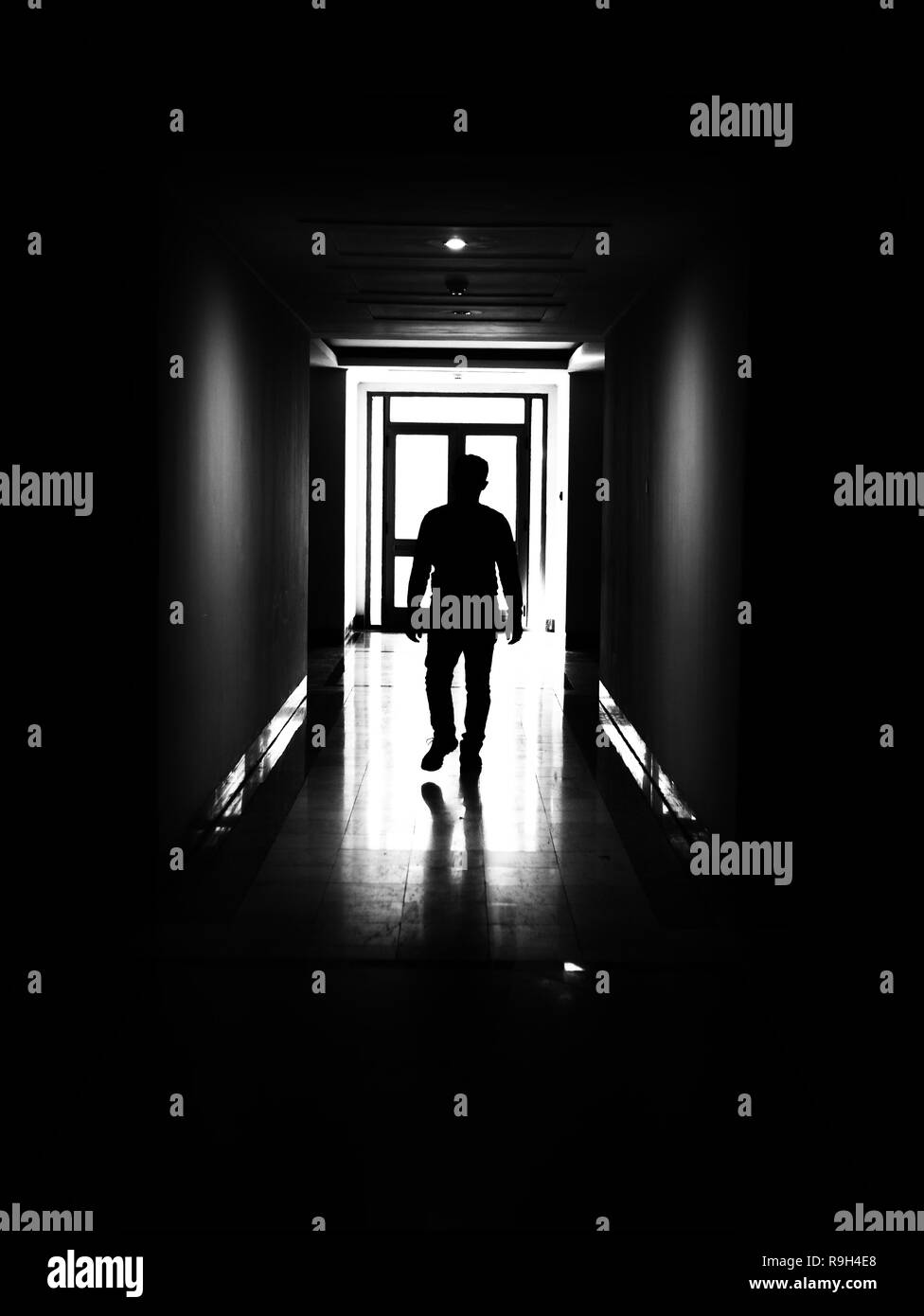 Un unico passante in corridoio Foto Stock