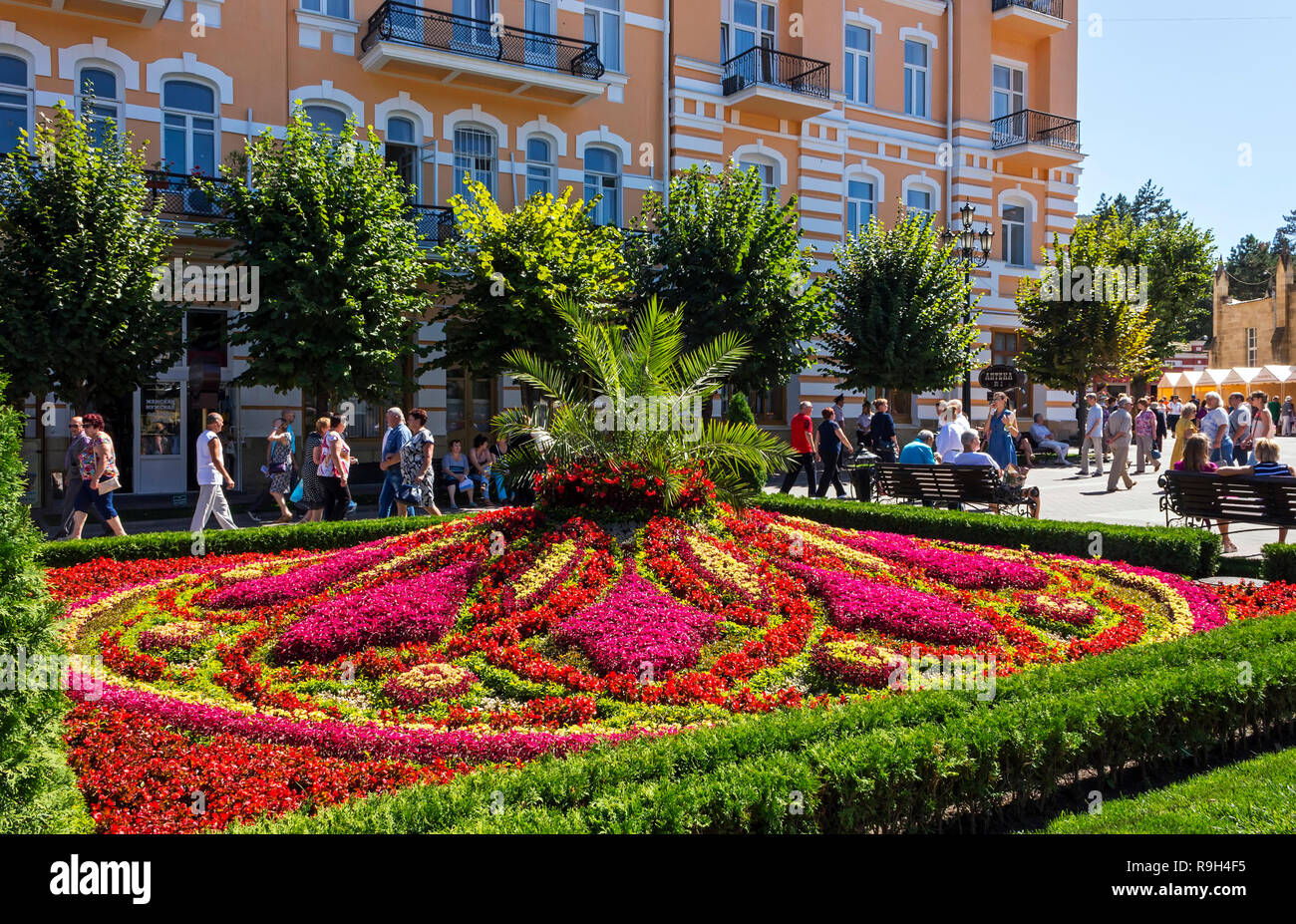 KISLOVODSK; LA RUSSIA - SETTEMBRE 09; 2017:una gran bella aiuola nel parco del resort e una delle attrazioni della città di Kislovodsk Foto Stock