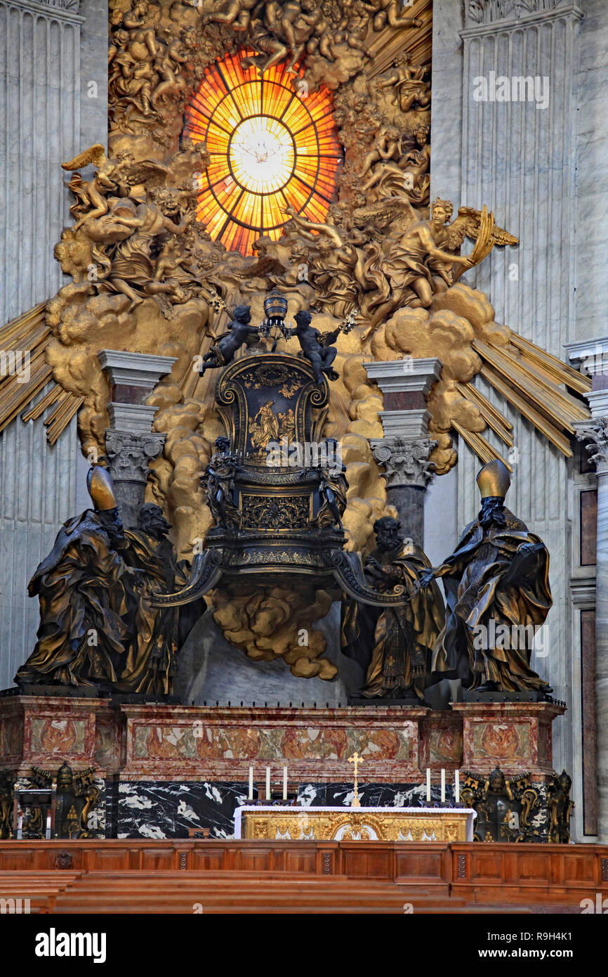 Roma - Ottobre 2011: Basilica di San Pietro con un ornato scultura barocca della Cattedra di San Pietro di Bernini e santi e angeli dietro il ma Foto Stock