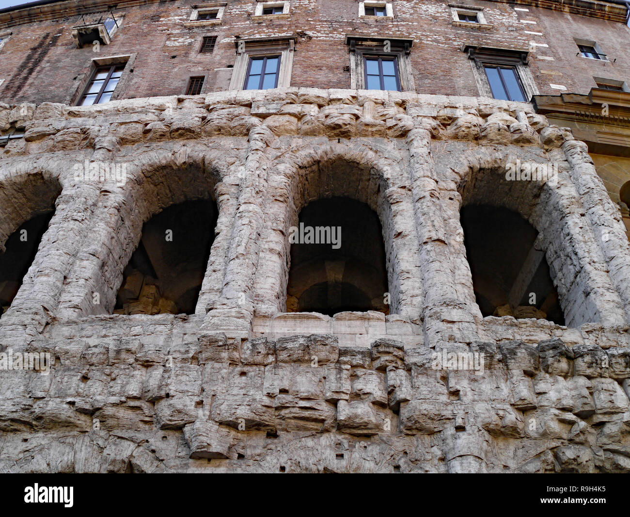 Roma, Teatro di Marcello, antica struttura utilizzata come fondamento per un edificio di appartamenti Foto Stock