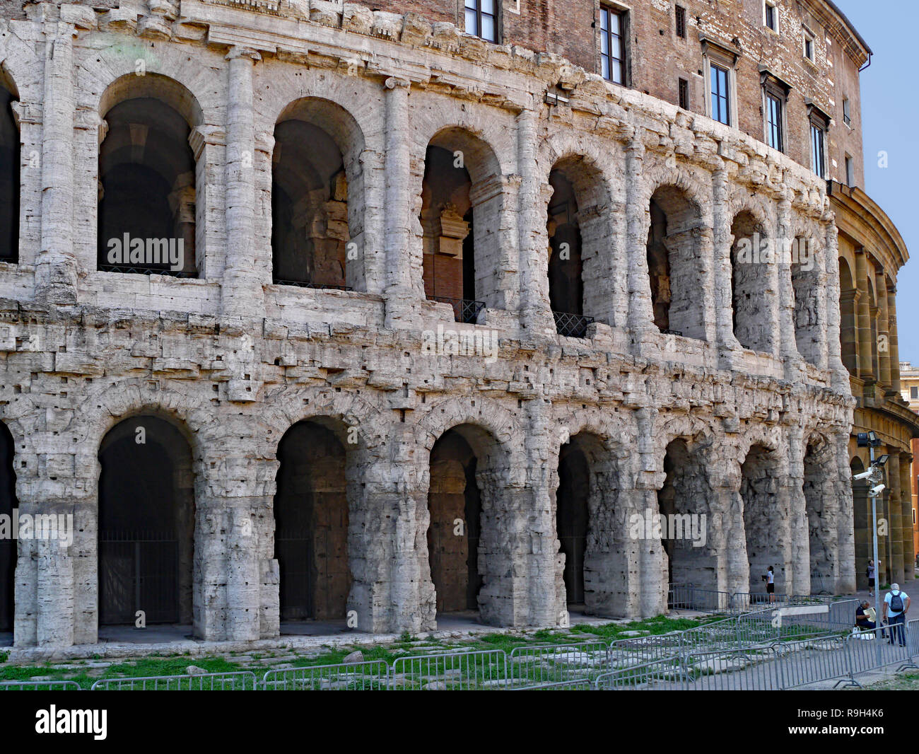 Roma, Teatro di Marcello, antica struttura utilizzata come fondamento per un edificio di appartamenti Foto Stock