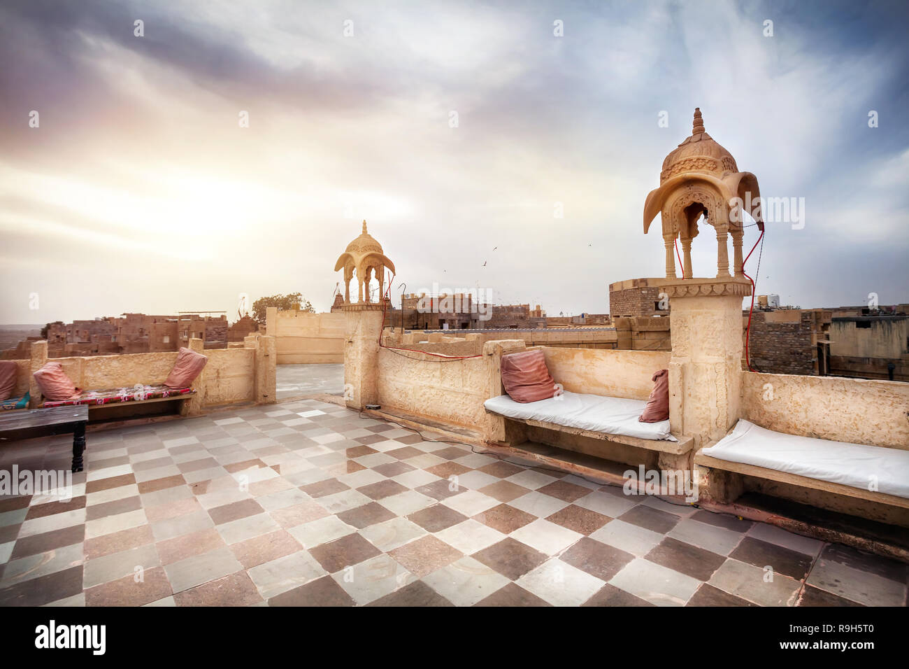 Il ristorante sul tetto dell'hotel di Jaisalmer fort, Rajasthan, India Foto Stock