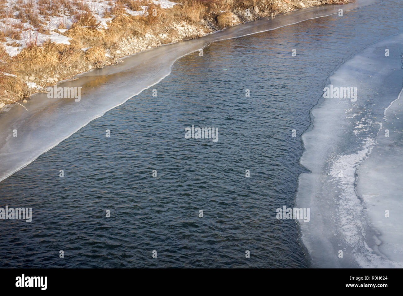 Forme di ghiaccio lungo i bordi del fiume Bow in inverno a Calgary, Canada Foto Stock