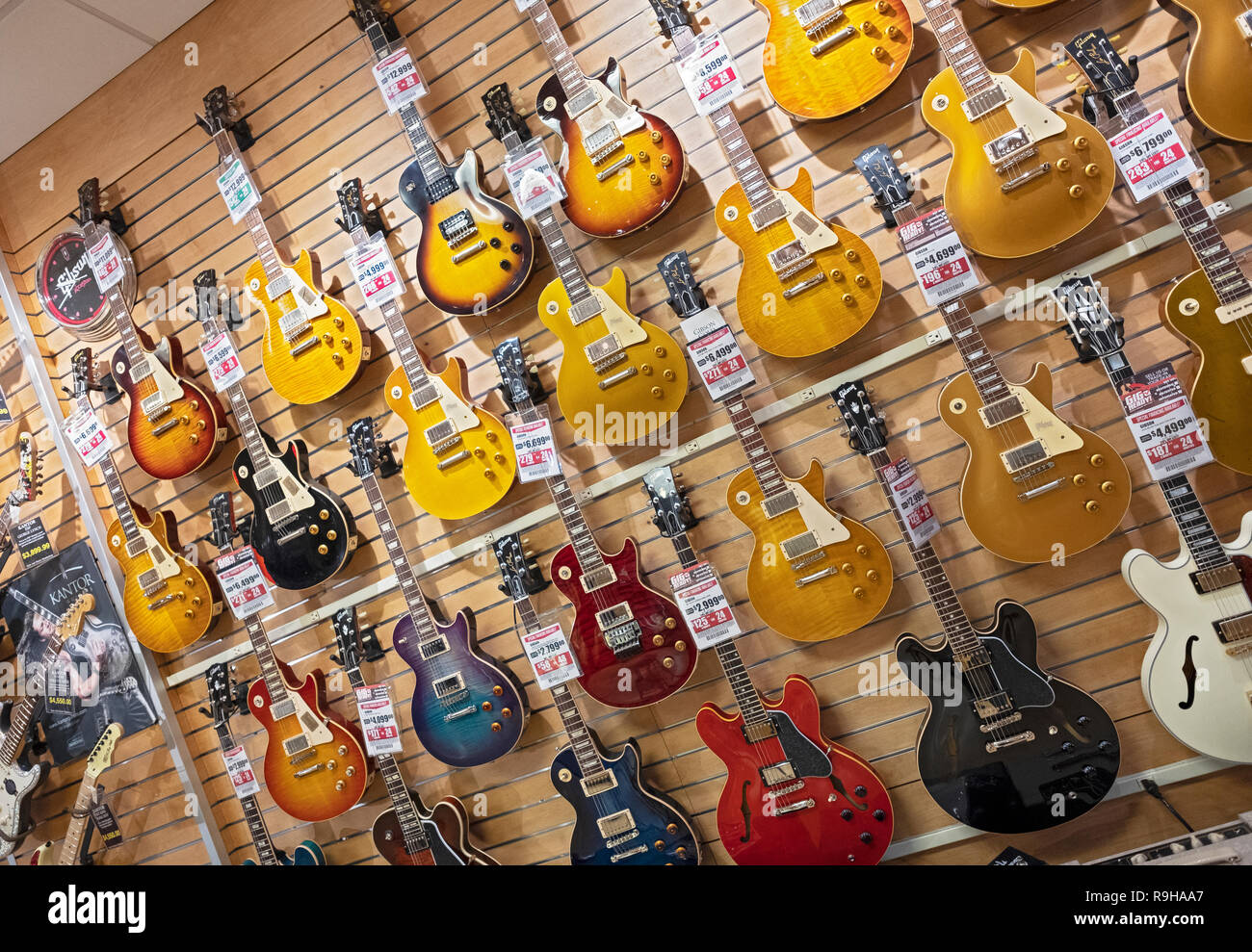 Costoso usato vintage Gibson chitarre elettriche per la vendita a Sam Ash, un Musical Instrument Company a Manhattan, New York City Foto Stock