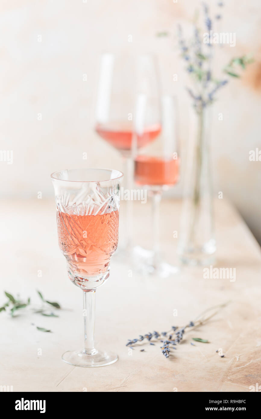 Forme diverse di bicchieri di vino rosato su sfondo chiaro. Foto Stock