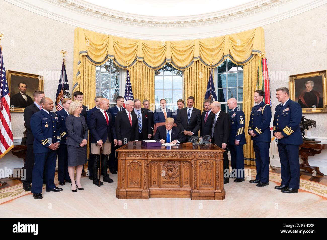 Stati Uniti Presidente Donald Trump durante la cerimonia della firma per la Guardia Costiera atto di autorizzazione nell'Ufficio Ovale della Casa Bianca il 6 dicembre 2018 a Washington, DC. Foto Stock