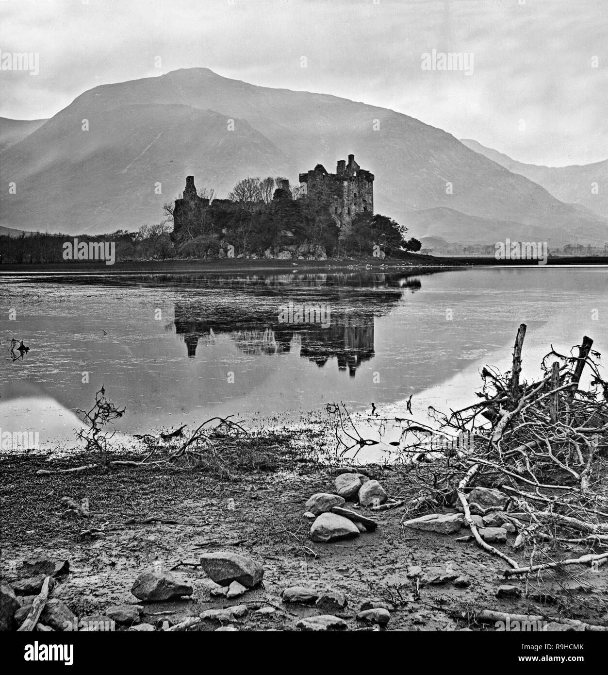 Un tardo vittoriana di fotografia che mostra le rovine di Kilchurn Castle in Scozia.Kilchurn Castle è una rovina la struttura su una penisola rocciosa all'estremità nord-orientale del Loch Awe, in Argyll and Bute, Scozia. Per la prima volta è stata costruita nella metà del XV secolo come base della Campbells di Glenorchy, che sia esteso il castello e il loro territorio nella zona per i prossimi 150 anni. Dopo il Campbells divenne Earls di Breadalbane e spostato al Castello di Taymouth, Kilchurn è caduto fuori uso ed era in rovina dal 1770. È ora nella cura dell'ambiente storico in Scozia ed è aperta al pubblico in estate Foto Stock