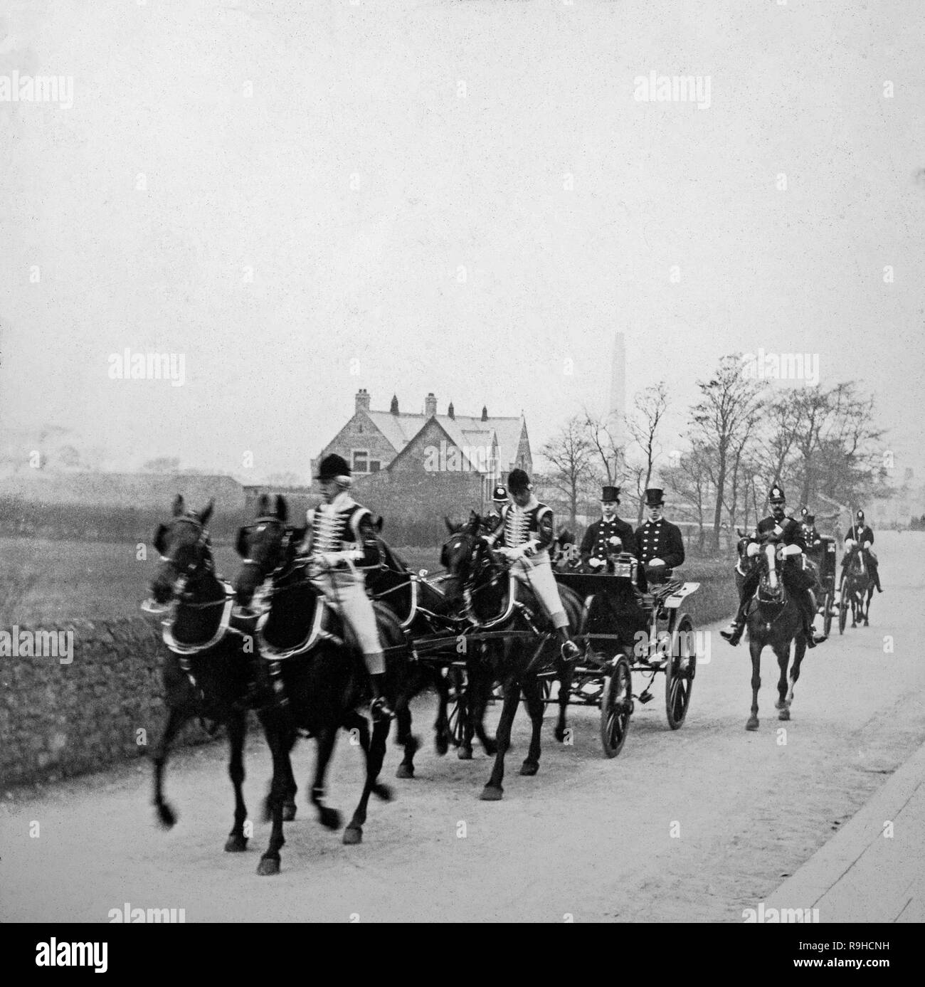 Una fotografia in bianco e nero che mostra tipo George V, King George quinto, essendo azionati in un carro trainato da cavalli. Foto Stock
