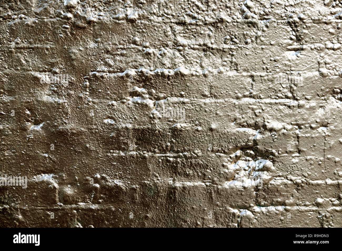 Muro di mattoni con vernice dorata come sfondo per un annuncio in Shoreditch East London REGNO UNITO . KATHY DEWITT Foto Stock