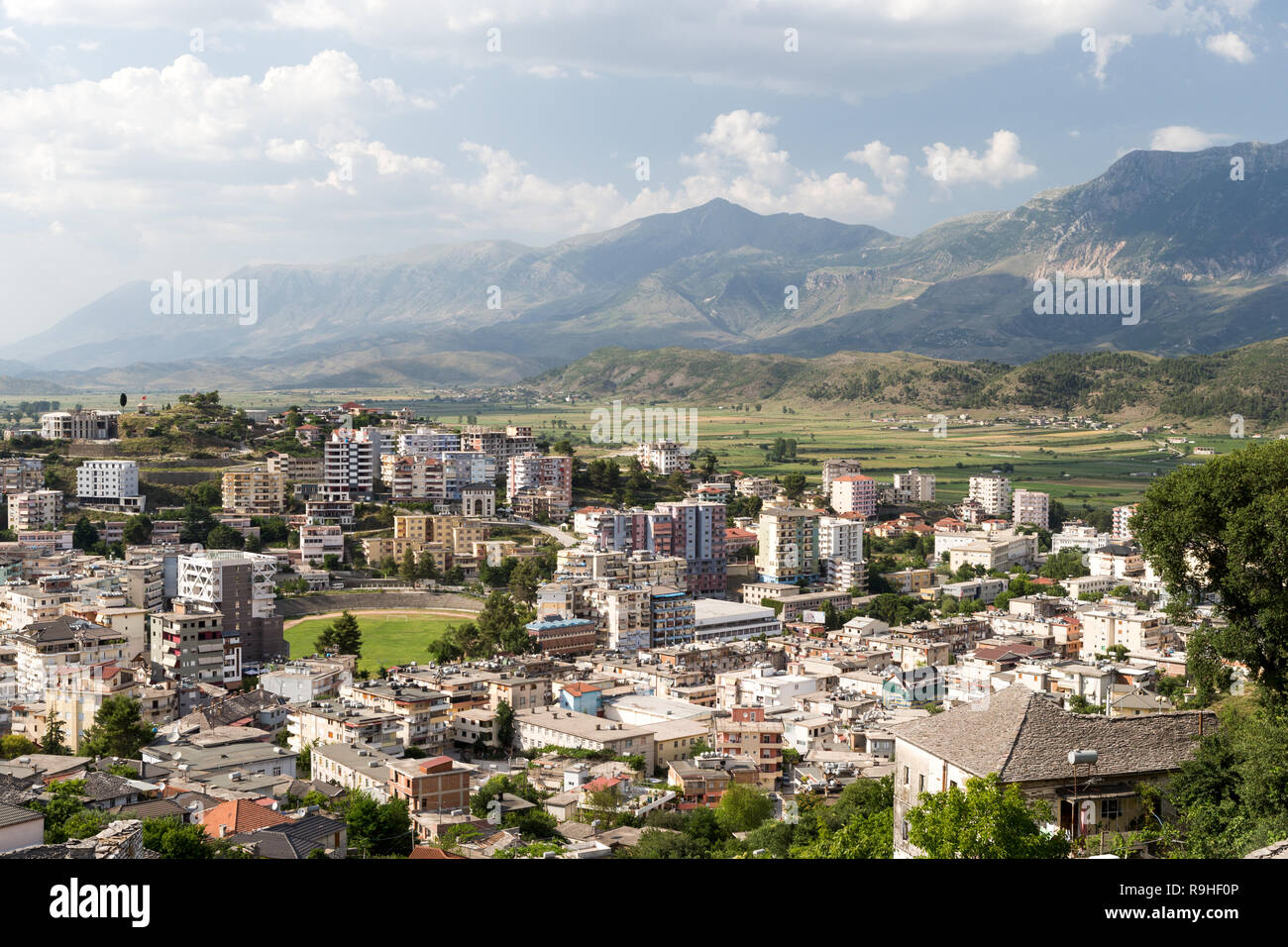 Gjirokasta città nuova dalla città vecchia Albania Foto Stock