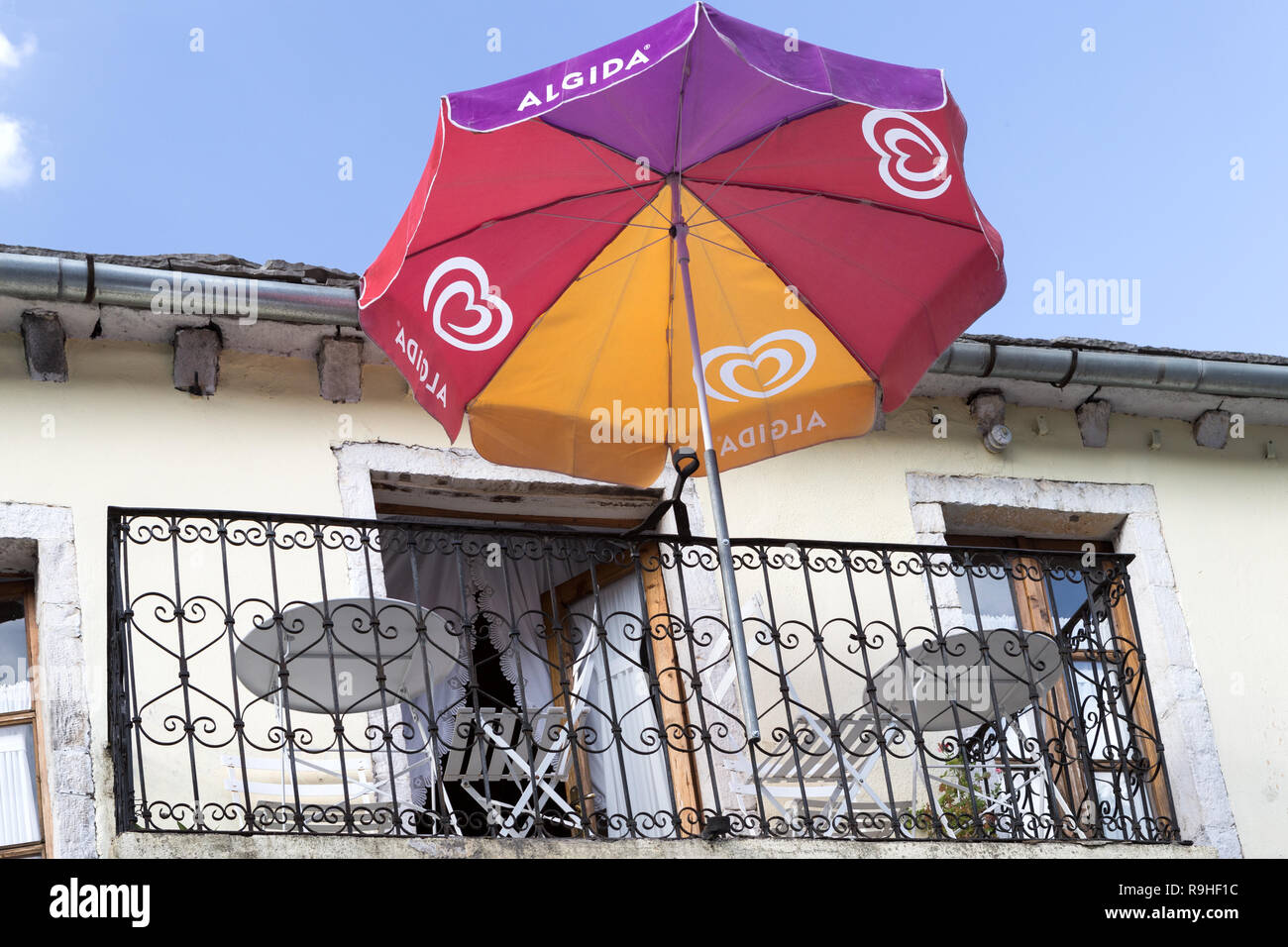 Ombrellone su un balcone, Gjirokasta città vecchia Albania Foto stock -  Alamy