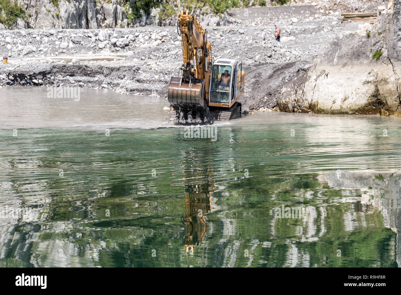 Il dragaggio con riflessi distorti viste dal lago Koman traghetto, Albania Foto Stock