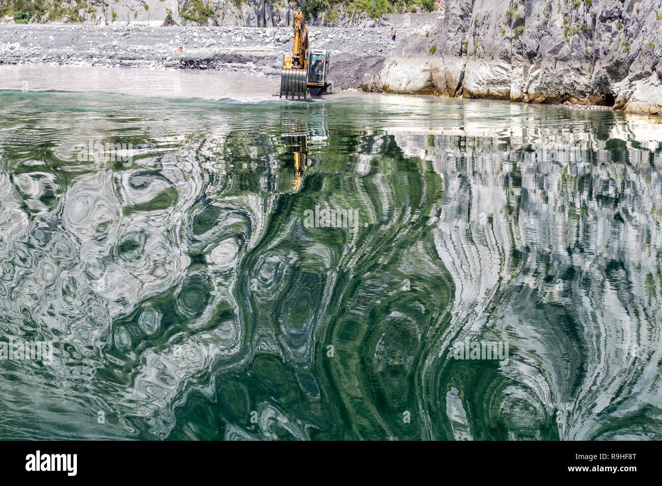Il dragaggio con riflessi distorti viste dal lago Koman traghetto, Albania Foto Stock