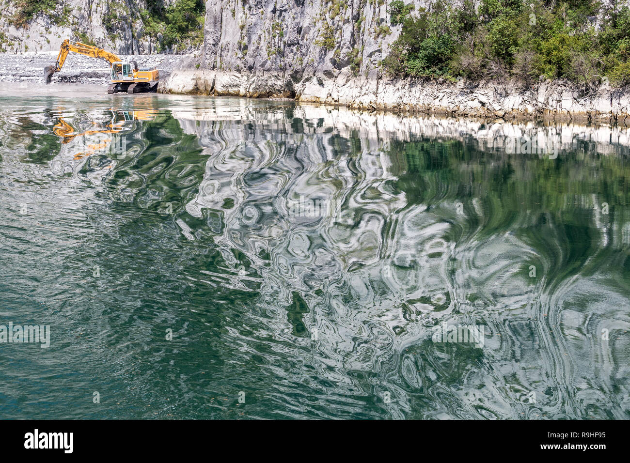 Il dragaggio con riflessi distorti viste dal lago Koman traghetto, Albania Foto Stock