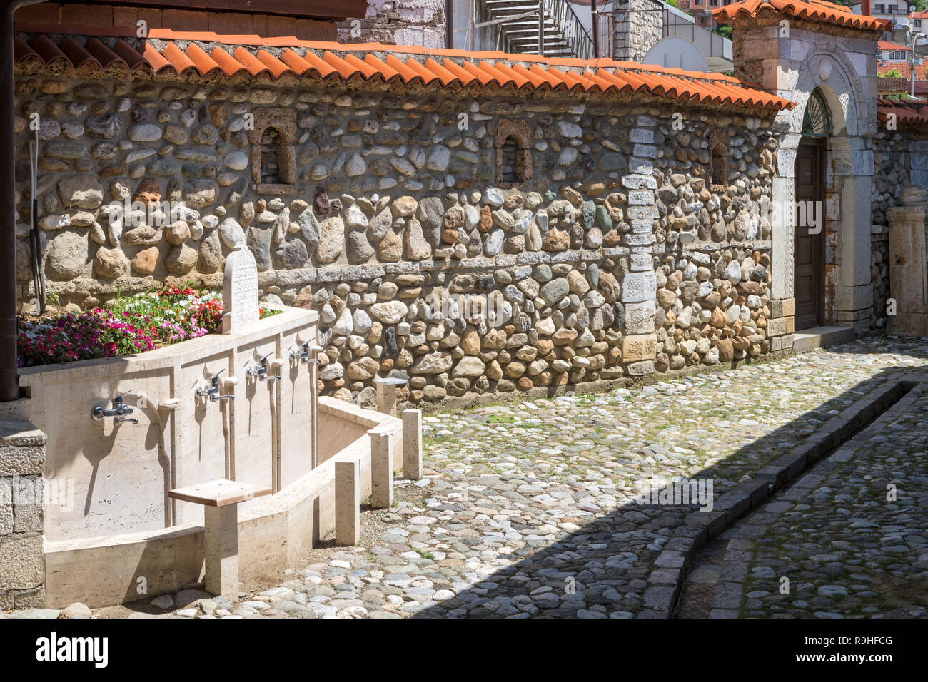 Per ritualmente lavarsi le mani Bektashi ordine di Islam edificio storico Prizren Kosova Foto Stock
