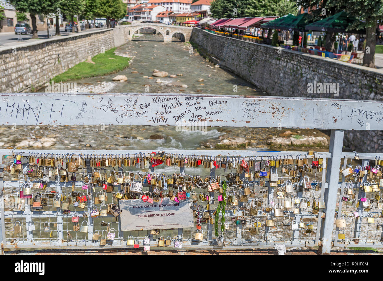 Blue Bridge di amore e nella distanza,XV secolo il ponte di pietra, città vecchia, Prizren, Kosova Foto Stock