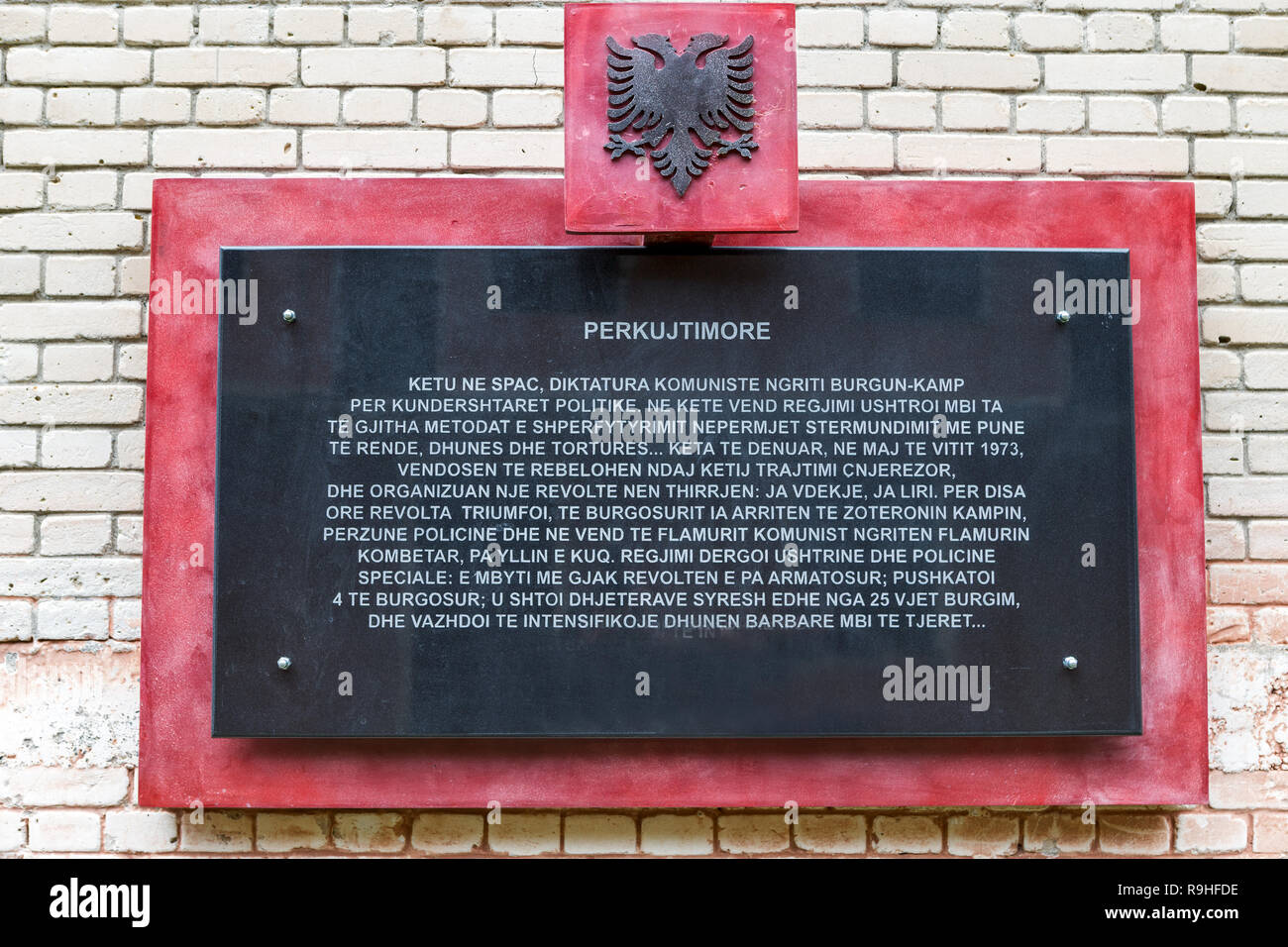 Una lapide commemorativa, Spac prigioniero comunista la tortura camp, Albania Foto Stock
